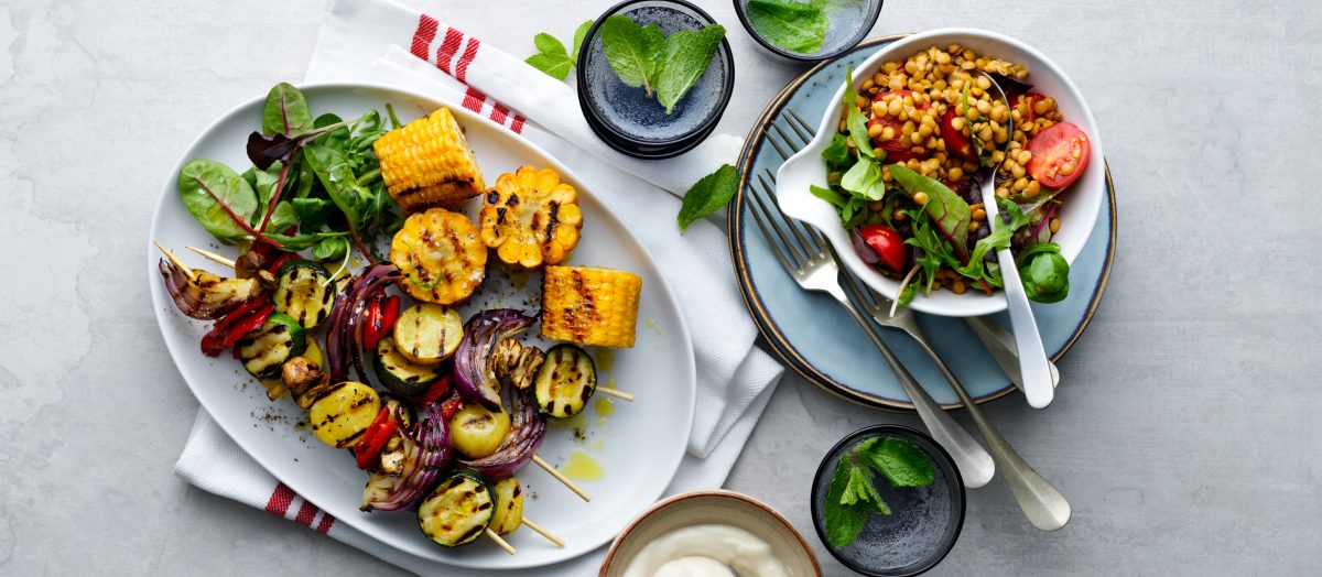 Grillade grönsaksspett med linssallad