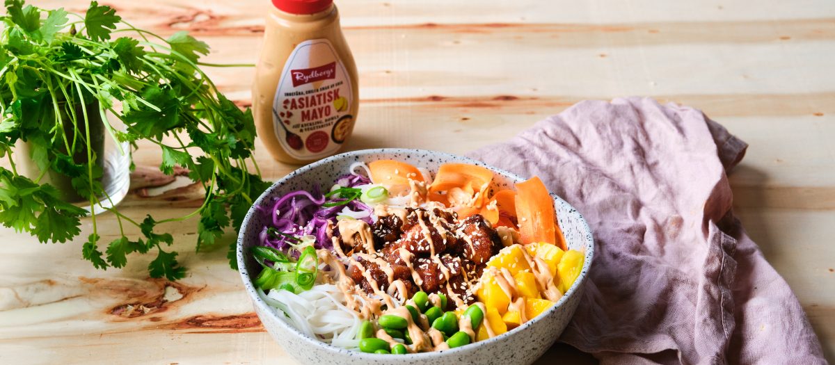 Kycklingbowl med risnudlar och grönsaker