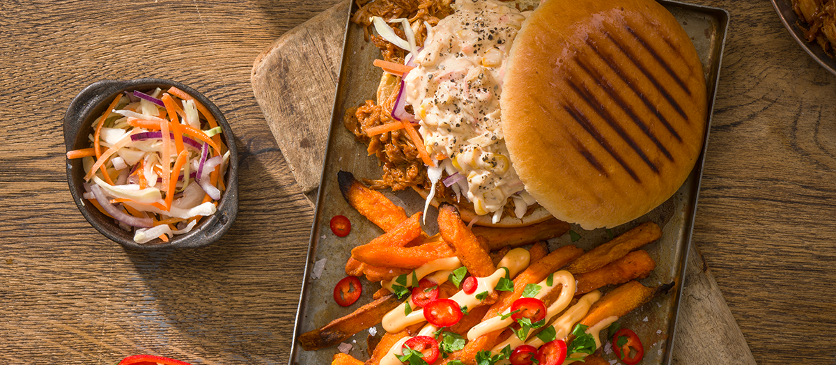 Pulled pork burgare med Smokey Cornslaw och picklad råkostsallad
